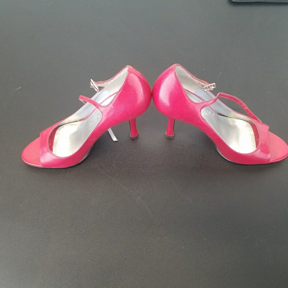 Barely Used GUESS By Marciano Kitten Heels size 6
